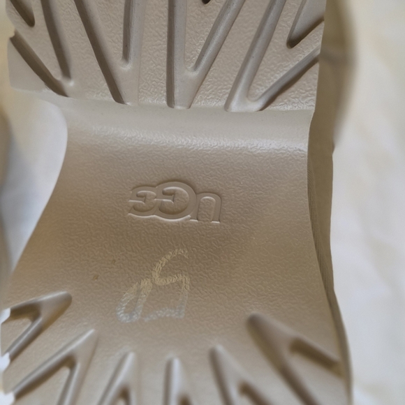 UGG Tan Ankle Boots with Cream Lining - Picture 4 of 5